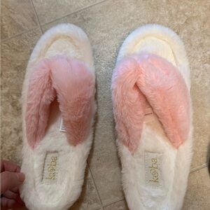 2 Pairs of Slippers Set, this was a display slippers no tags but they are new.